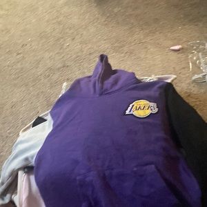 Size 9 hoodie Los Angeles Lakers with different color sleeve